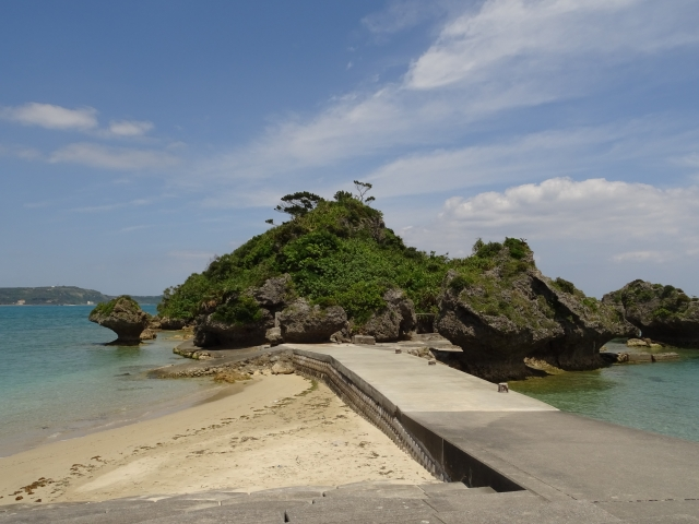 海に囲まれた沖縄の原風景が残る聖地「浜比嘉島」で子宝祈願を！｜沖縄ウエディングまとめ｜沖縄リゾート専門の結婚式情報サイト