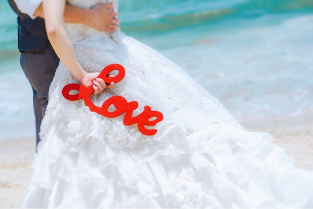 沖縄結婚式 新婦 衣装完全版 納得の衣装で結婚式を挙げよう 沖縄ウエディングまとめ 沖縄リゾート専門の結婚式情報サイト